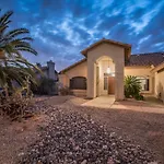 Beautiful Scottsdale Escape Heated Pool, Spa, & Putting Green
